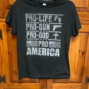 10/10$ bundle 10 (4-5$) items for a 10$ offer. Source Unknown Black Graphic Tee